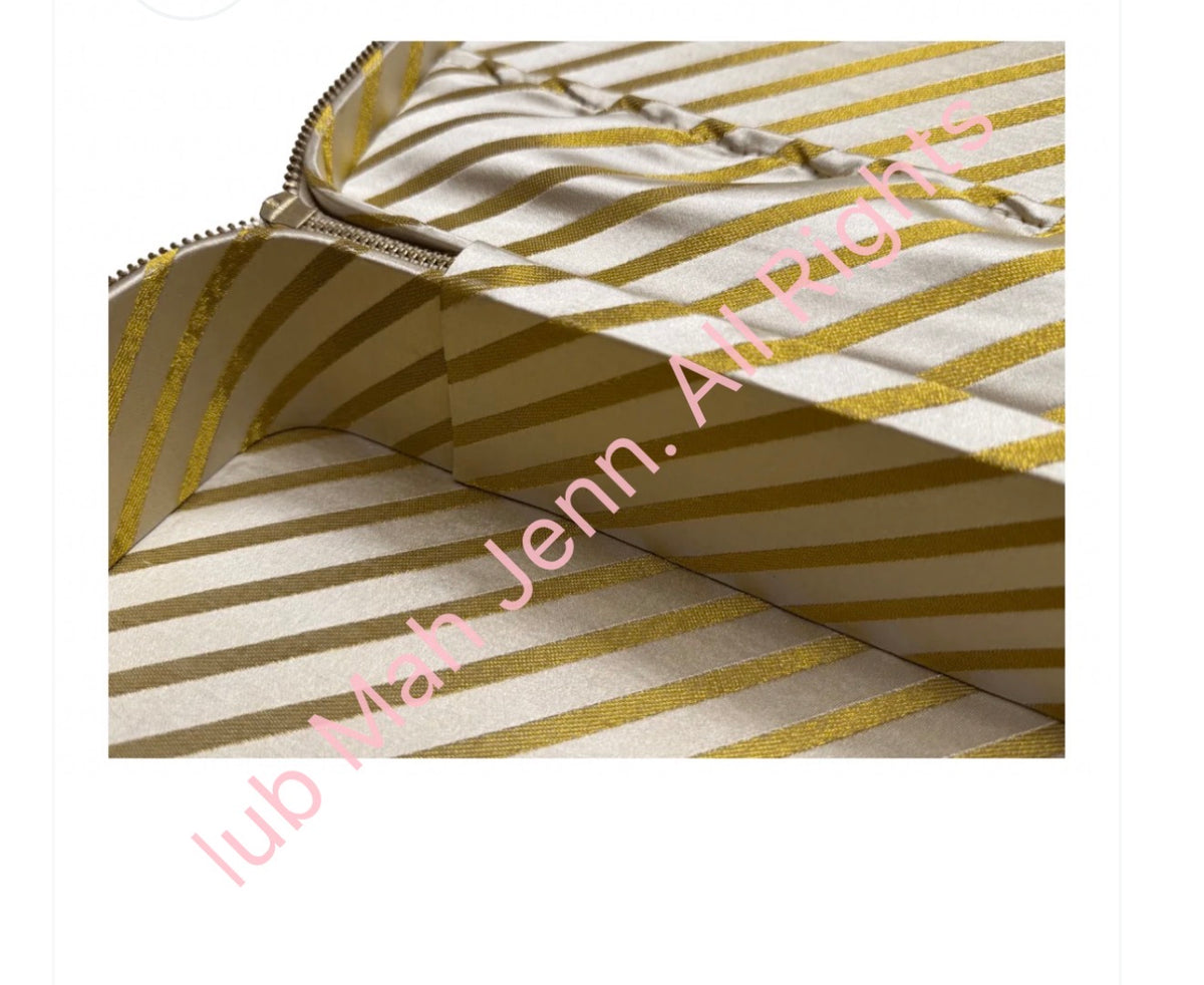 CLUB MAH JENN
Luxury Faux Croc
Travel Case - SMALL PREORDER Earliest
Est. Arrival
December 2027
FINAL SALE